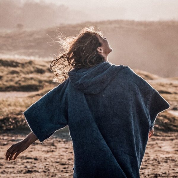 ⁦פונצ'ו חורף MANERA⁩ – תמונה ⁦4⁩